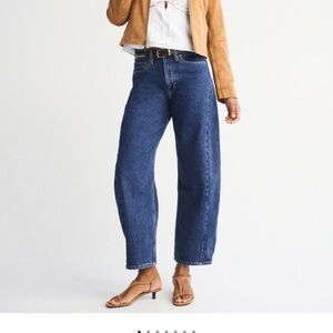 Abercrombie and Fitch - curve love mid rise barrel jean: short, 28